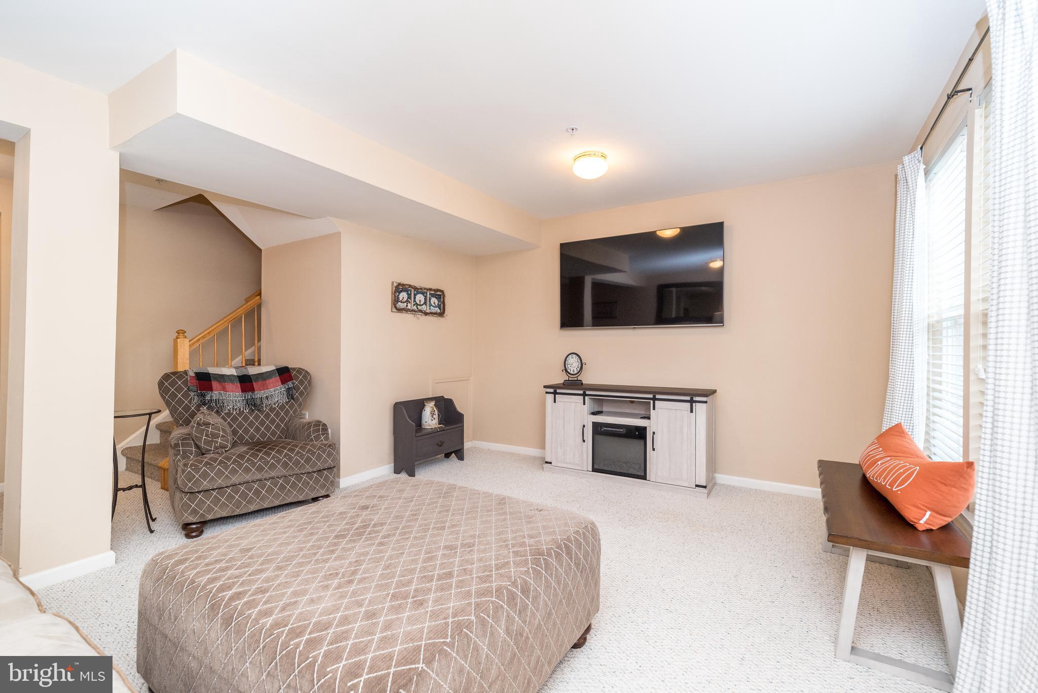 COUNTRY CLUB KNOLL - Residential