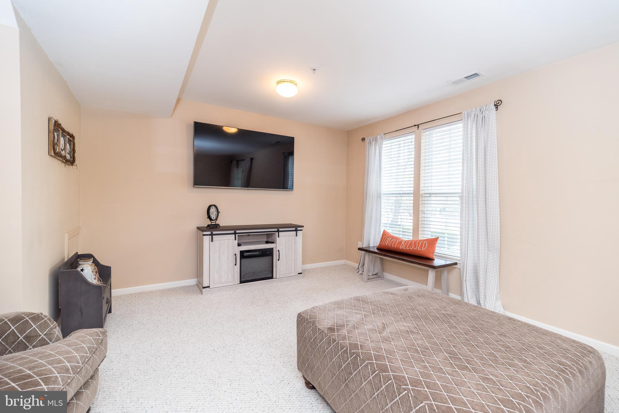 COUNTRY CLUB KNOLL - Residential