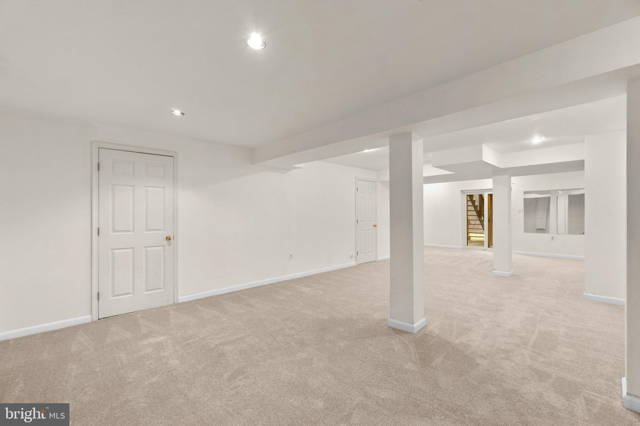 LYONS MANOR - Residential