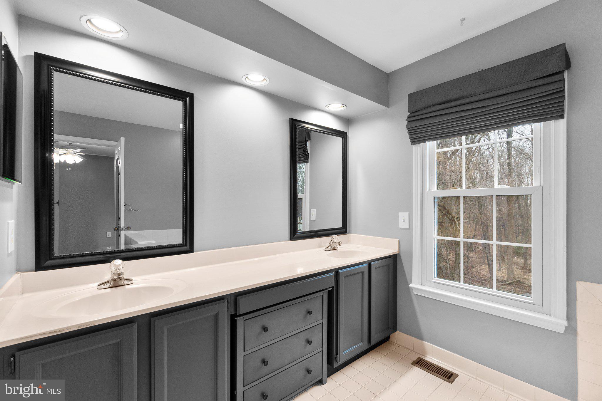 LYONS MANOR - Residential