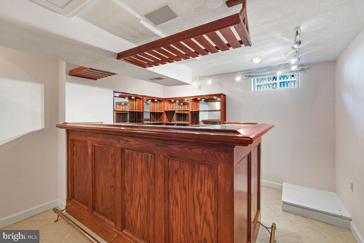 NORTH SHERWOOD FOREST - Residential