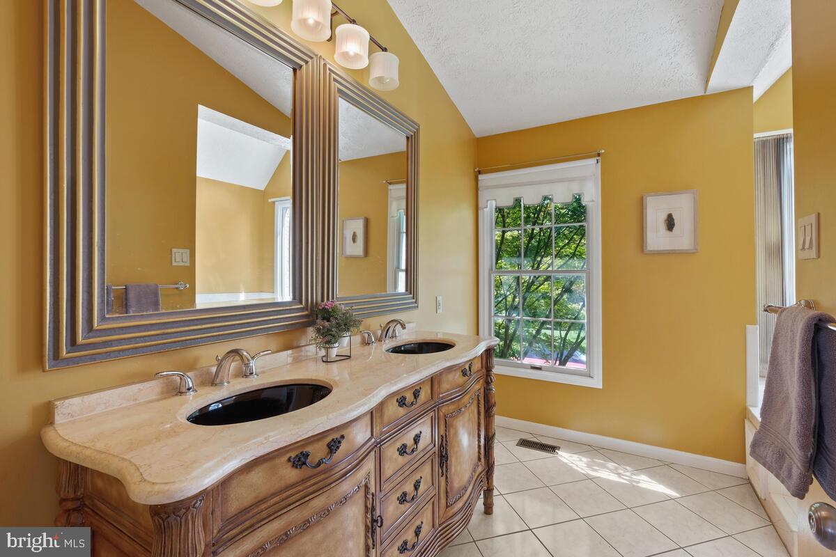 NORTH SHERWOOD FOREST - Residential