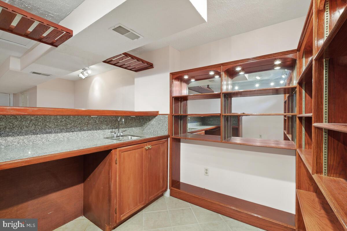 NORTH SHERWOOD FOREST - Residential