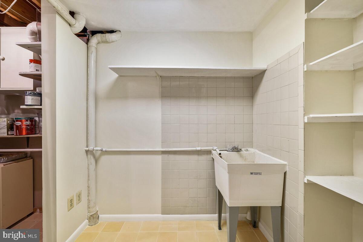 NORTH SHERWOOD FOREST - Residential