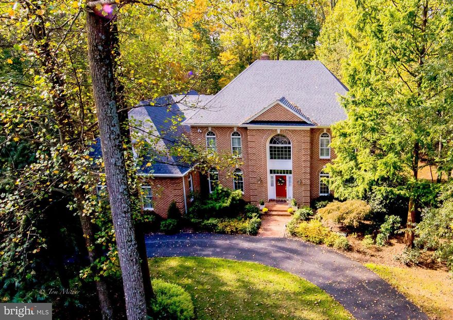 Laurelford- Pristine Move-In Condition-All Brick Colonial-Lanscaped 1.44ac level lot w/ circular driveway, 3 car garage,Koi Pond, screened in porch off kitchen, marble foyer, great rm/w cathedral ceilings, beautiful hardwood floors, Master suite w/ sitting area, large walk-in master closet, sep.baths for all bedrooms, Au Pair suite w/ sep kit. Many updates,shows extremely well,6888sf living sp.