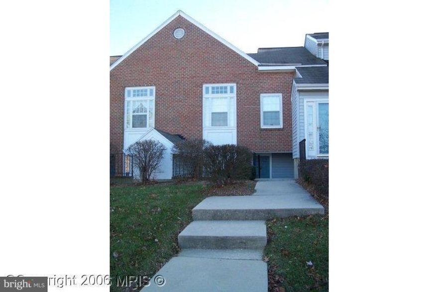 25% DISCOUNT ON 1st MONTHS RENT FOR LEASE SIGNED BEFORE NOVEMBER 1, 2014.  Lovely interior unit condo with many new upgrades and beautifully maintained.  Property has exterior storage in front and rear.  Ample room in this 2 bedroom, 1 3/4 bath home.  Unit will be professionally managed.