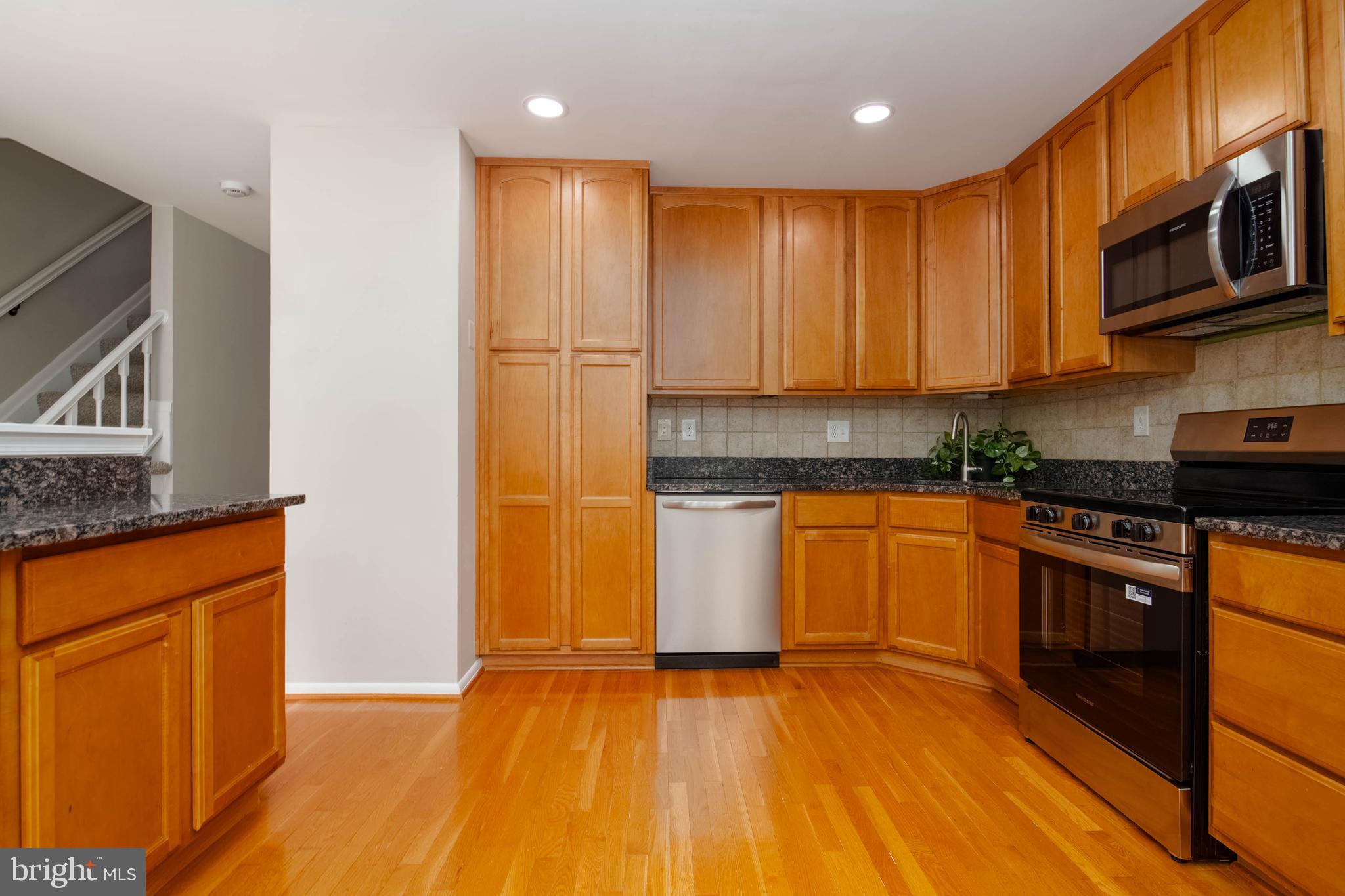 6 FAR CORNERS COURT