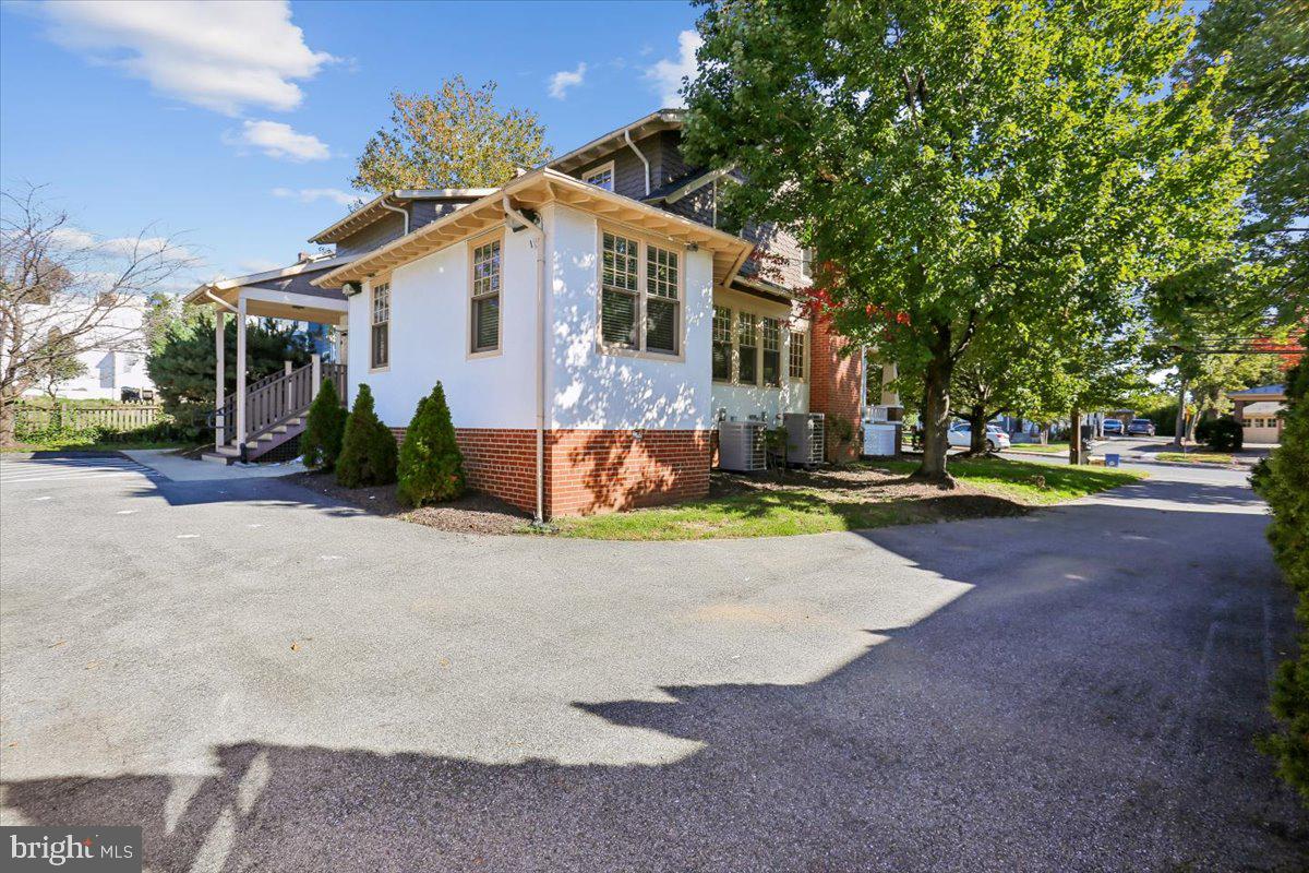 10 BROOKES AVENUE