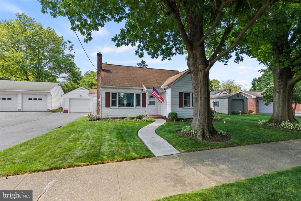 Photo of 408 W FERDINAND ST, MANHEIM, PA 17545 (MLS # PALA2037246)