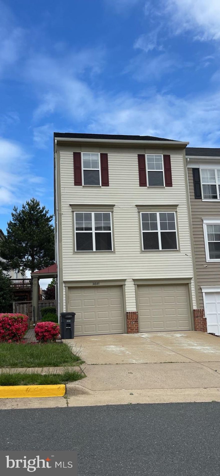 Beautiful 3 level End unit townhouse with 2 car garage. Close to shopping, Prince William Parkway, I95, Quantico, and Fort Belvoir.