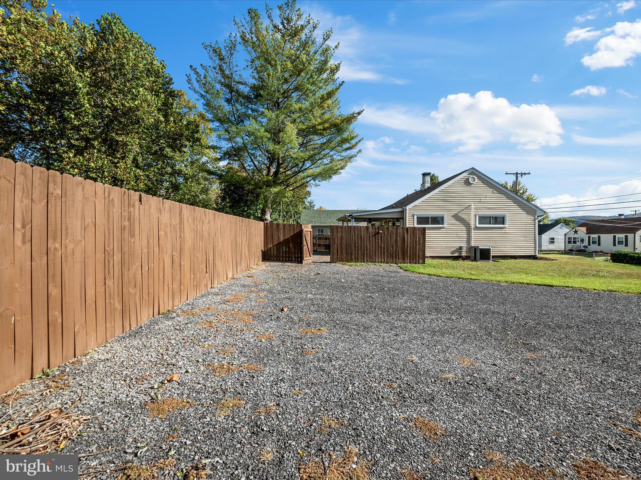 ROYAL VILLAGE - Residential