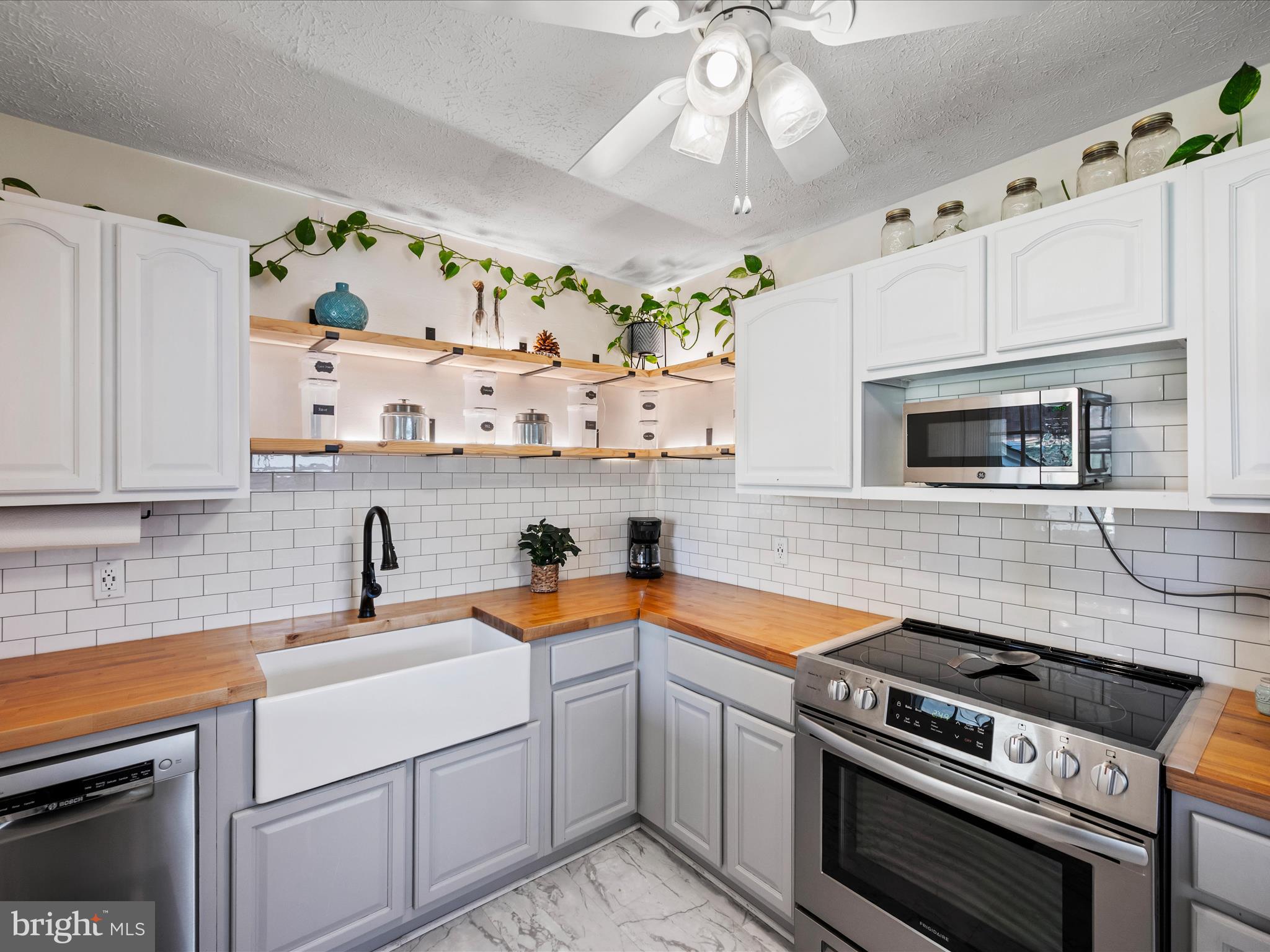 ROYAL VILLAGE - Residential