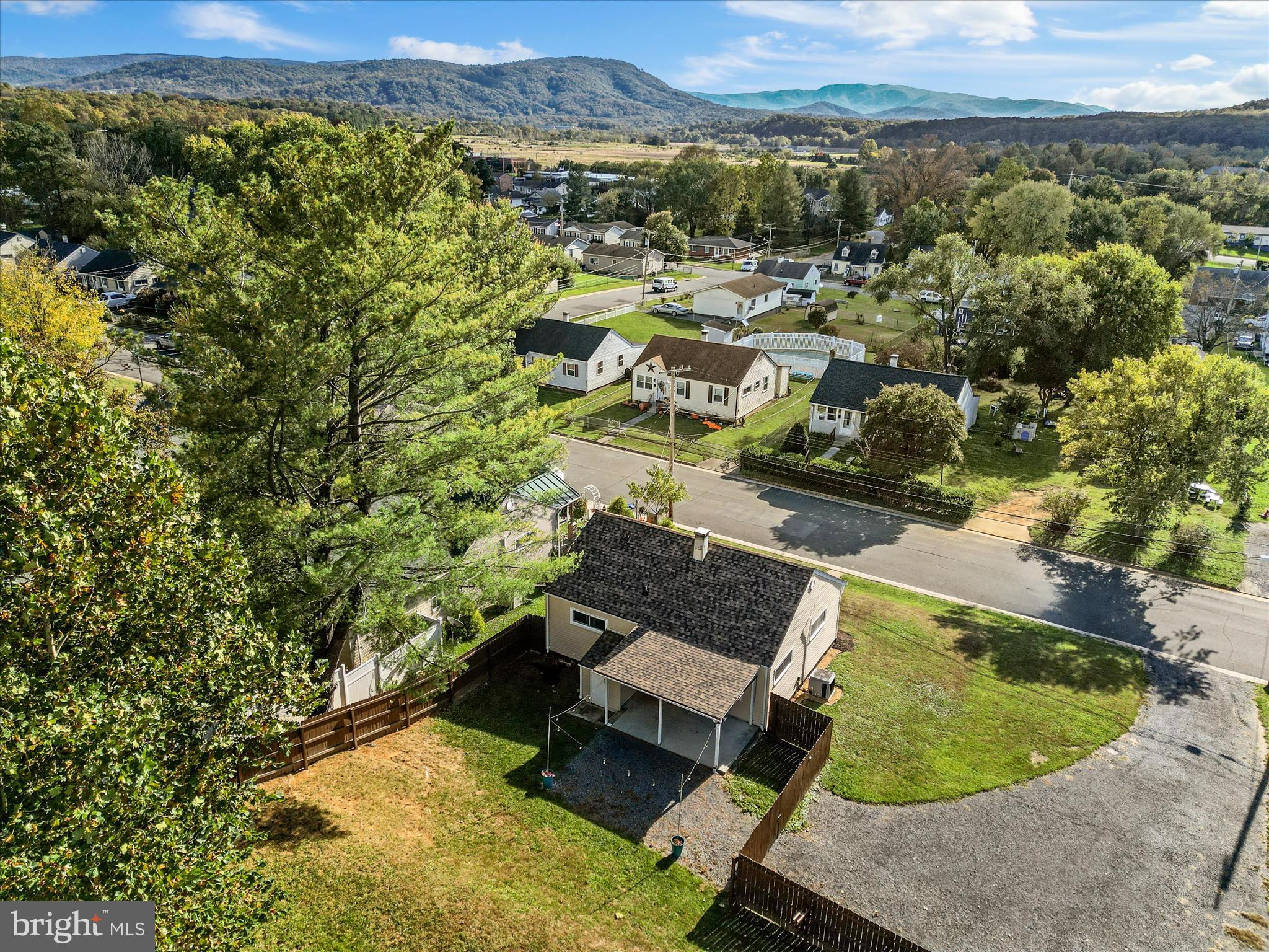 ROYAL VILLAGE - Residential