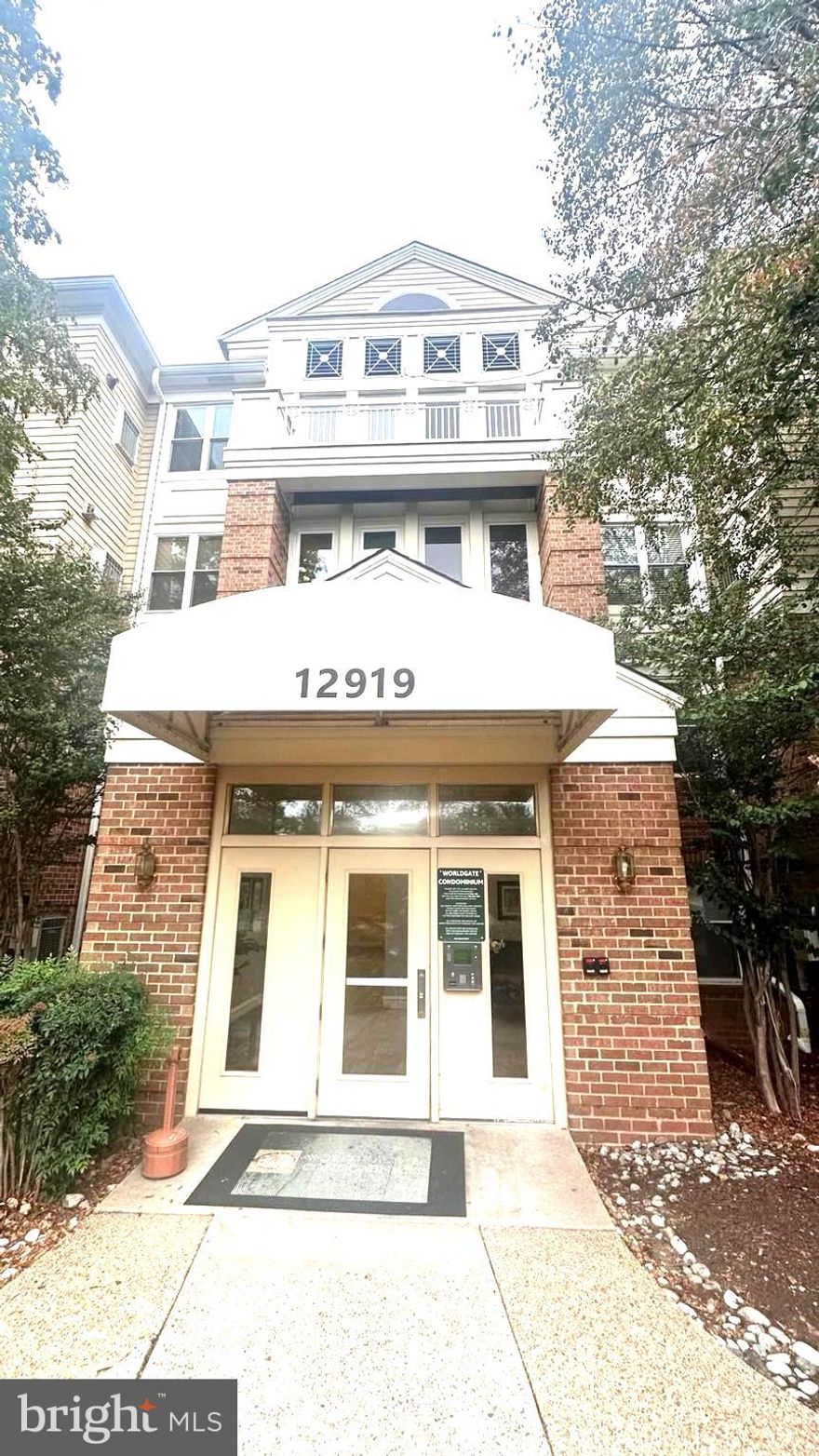 Light-filled 2BR/2BA condo in a fantastic Herndon location! Open concept living/dining with private balcony and treetop views. Split bedroom layout for privacy—each bedroom has a walk-in closet and access to a full bath. Kitchen features ample cabinet space and a breakfast bar that opens to the great room. In-unit washer/dryer. Fresh paint and newer fixtures. Community offers clubhouse, pool, fitness room, walking paths, and plentiful parking. Minutes to Silver Line Metro, Dulles Toll Rd (267), Rt-28, Dulles Airport, and Reston Town Center—dining, shops, and parks all close by.
