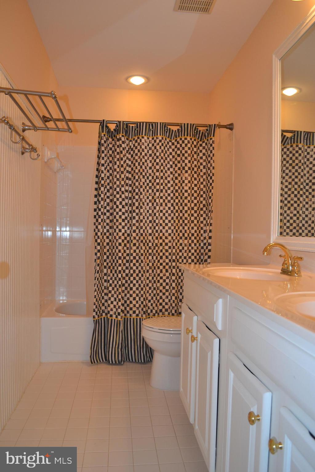 VIRGINIA CENTER - Residential Lease