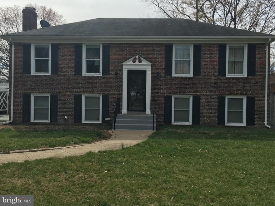 Charming split foyer with sunroom addition. Located just off the GW Parkway with easy commuter routes in all directions. Corner lot with carport resides within a cul-de-sac.