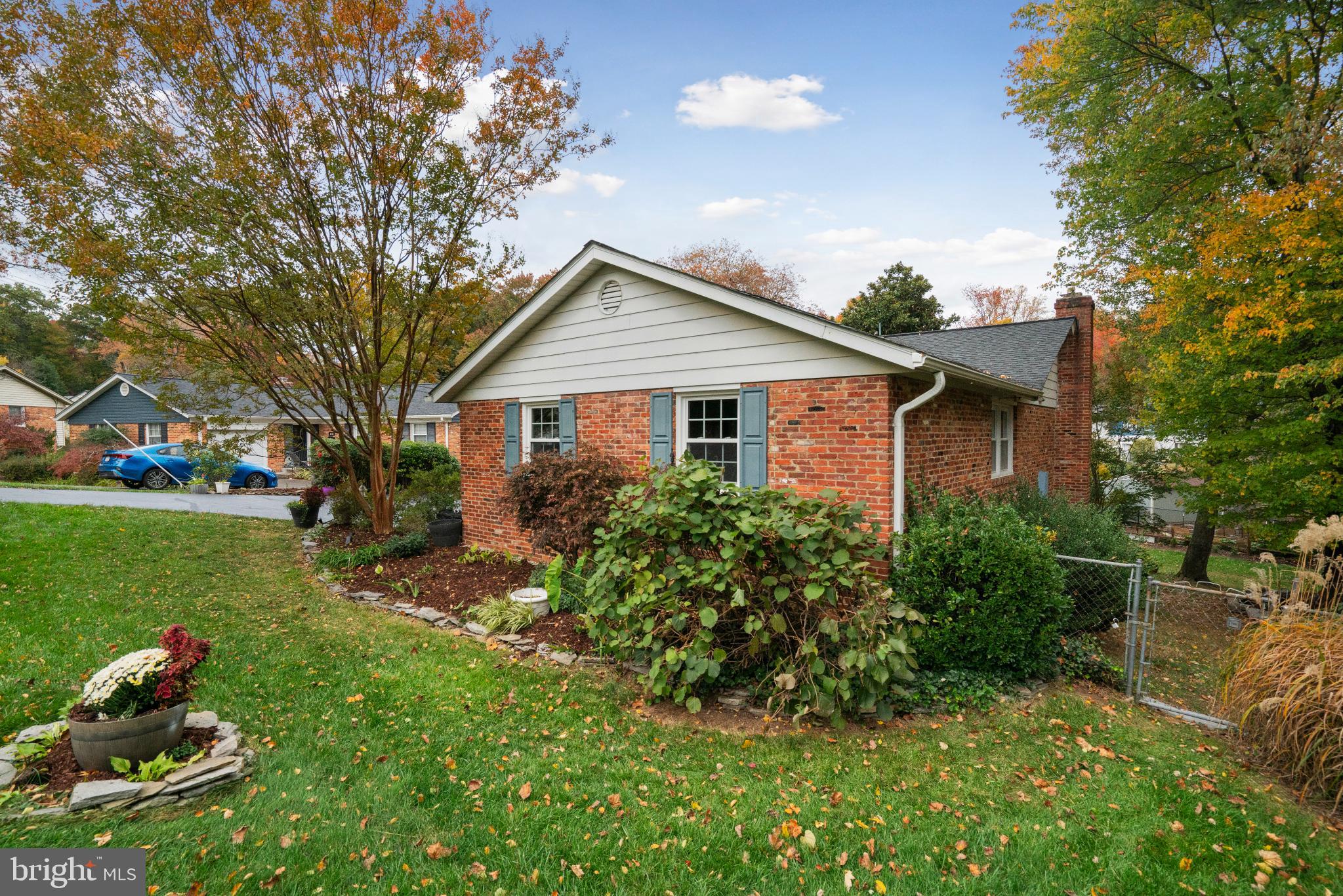 4217 N VALIANT COURT