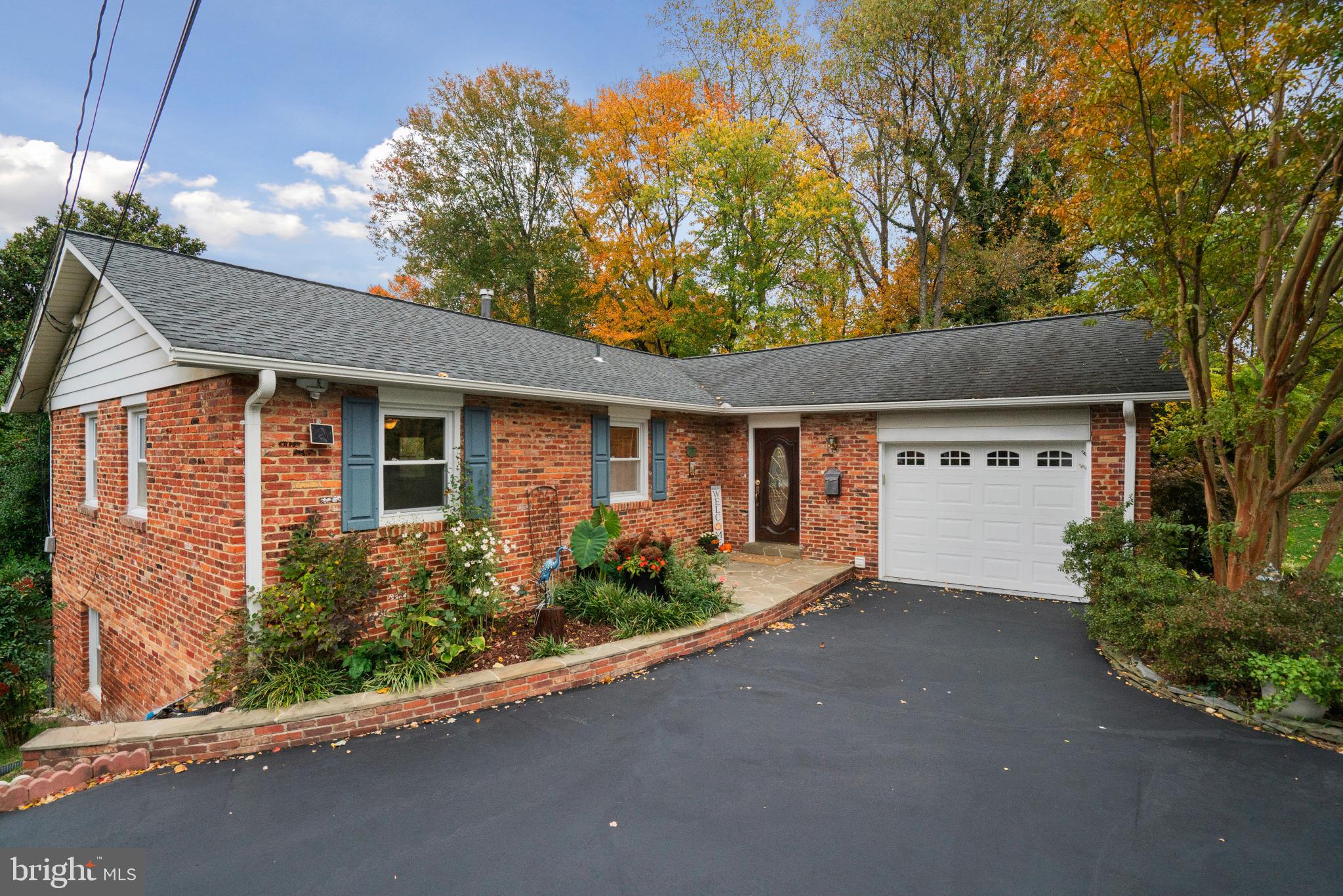 4217 N VALIANT COURT