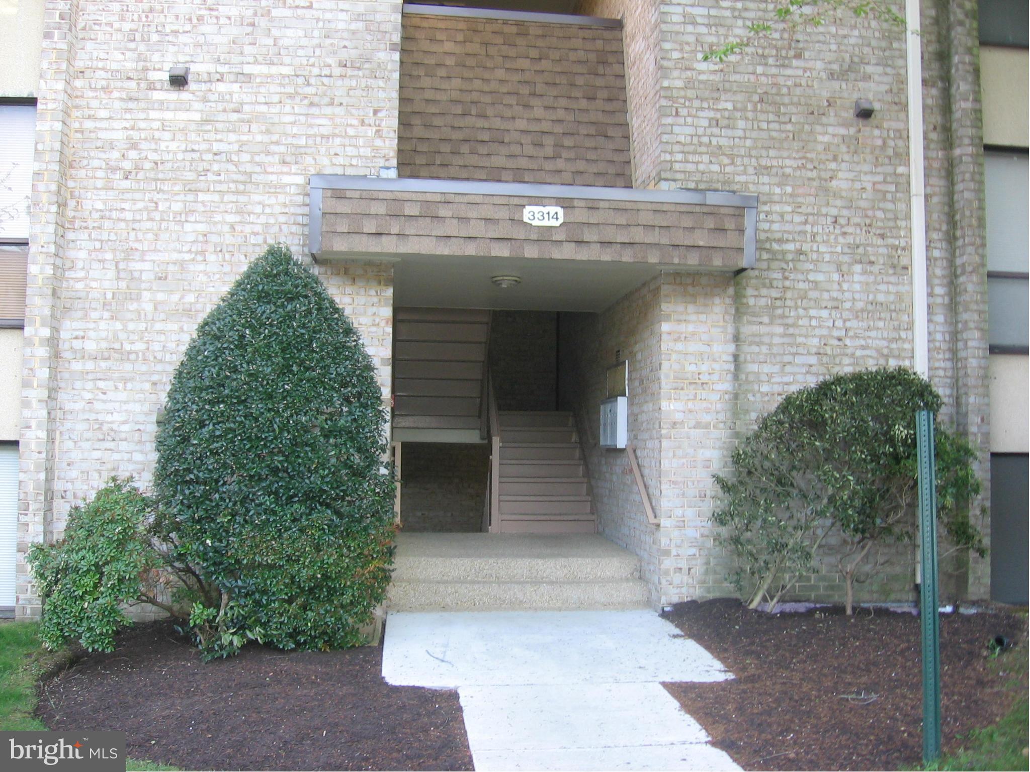 HUNTLEY SQUARE CONDOMINIUMS - Residential Lease