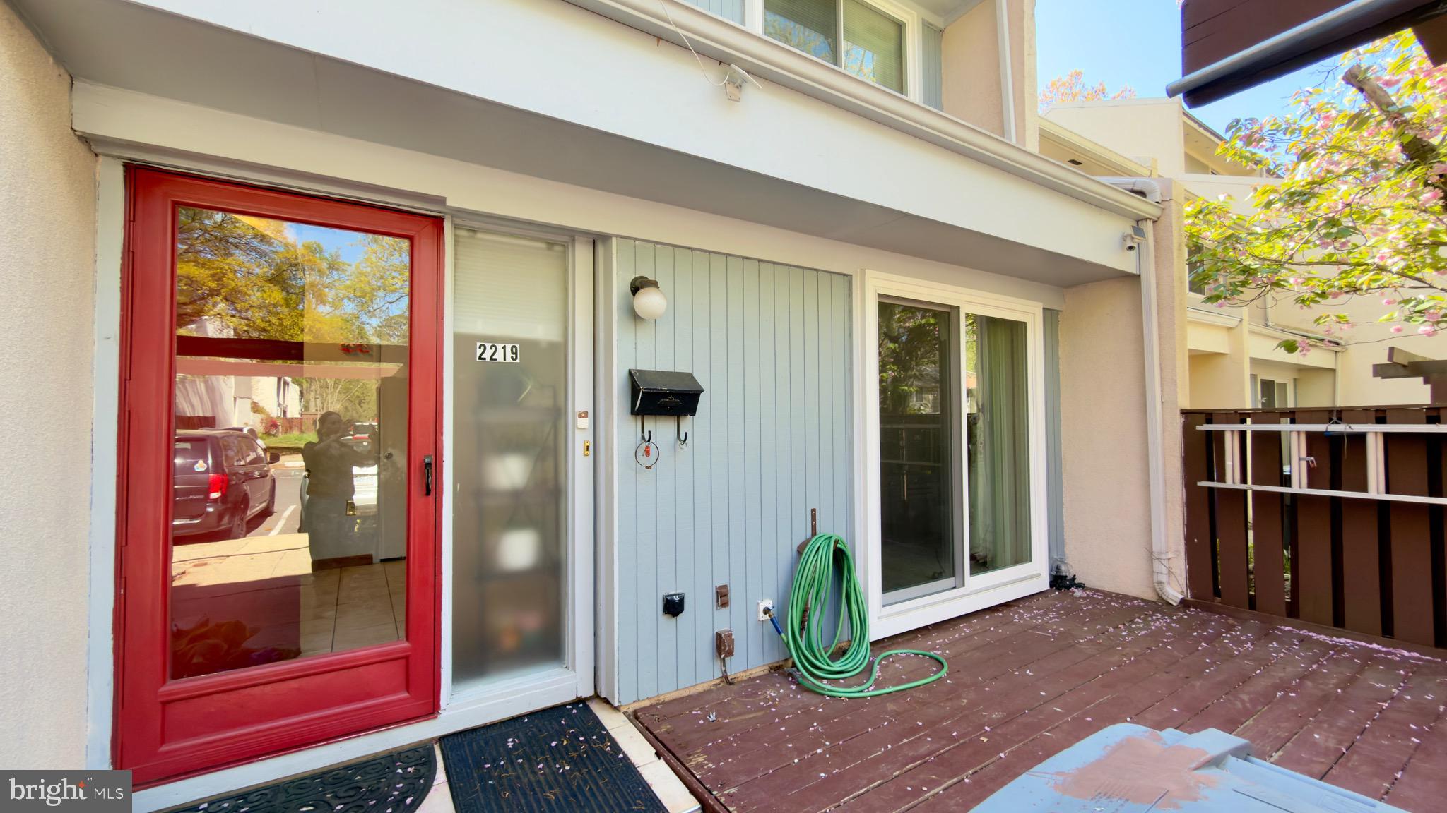 2219 SOUTHGATE SQUARE