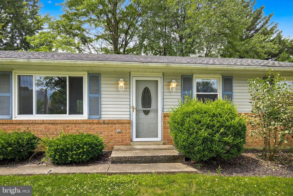 Photo of 818 Lakeview Drive, LANCASTER, PA 17601 (MLS # PALA2073366)