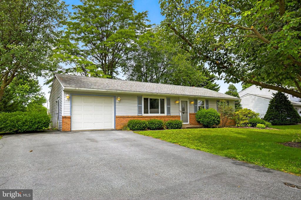 Photo of 818 Lakeview Drive, LANCASTER, PA 17601 (MLS # PALA2073366)