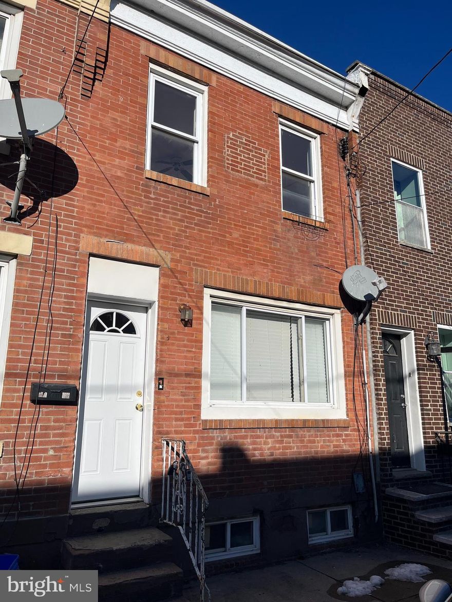 Bright 3 bedroom with refinished hardwood floors
new fans/lighting , updated kitchen and refreshed bathroom.