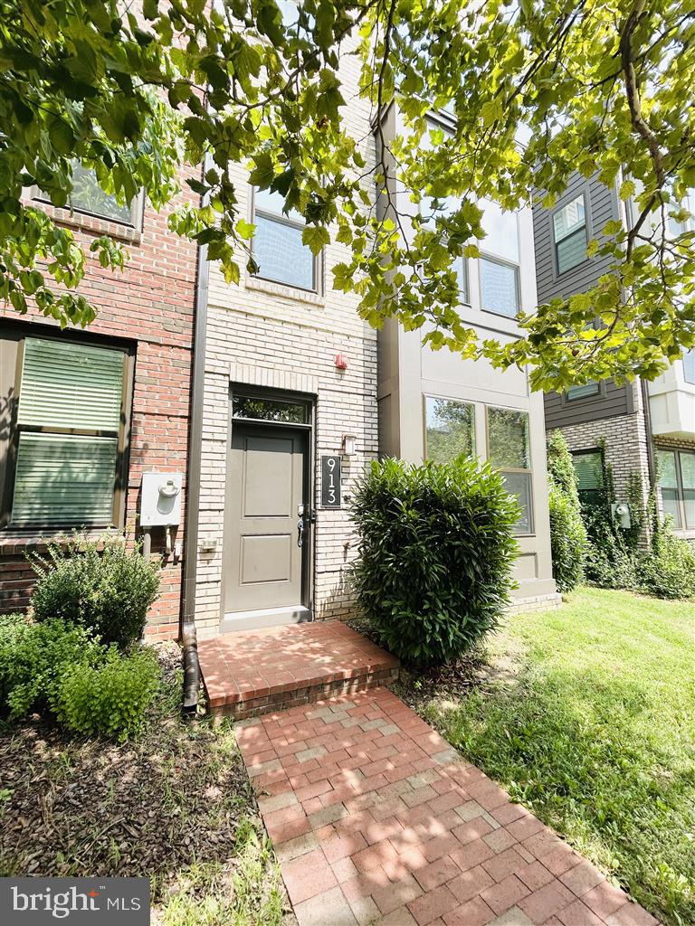 913 KING FARM BOULEVARD