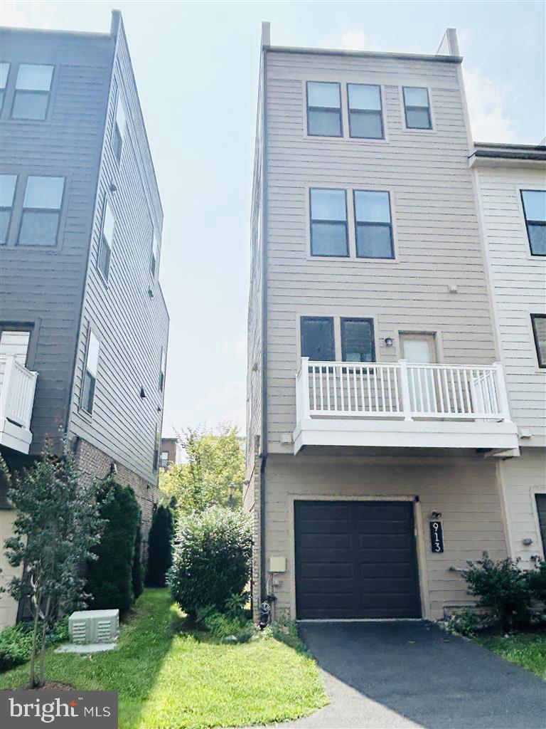 913 KING FARM BOULEVARD