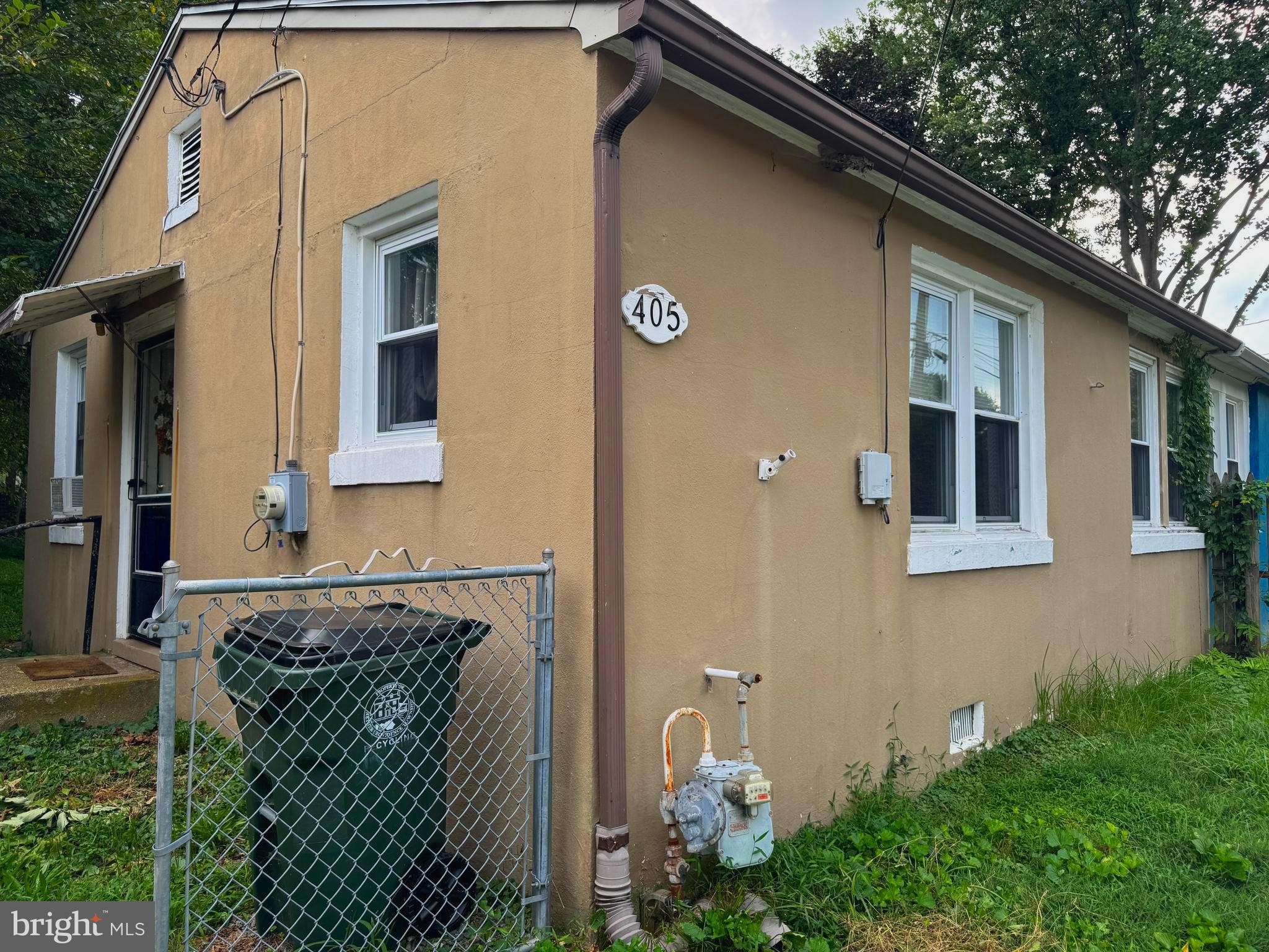 Come look at this home and take advantage of owning your own pace for less than rent. Or are you looking for another property for your investor portfolio this could be it. 1 Bedroom 1 full bath twin with large flat backyard with patio There is an eat-in kitchen with tiled floor and full bathroom with pedestal sink. the utility room is off kitchen and can hold a full size washer and dryer, and BONUS -fully fenced back yard along with parking for 2+ cars in the front. Very convenient location in Wallingford School District.