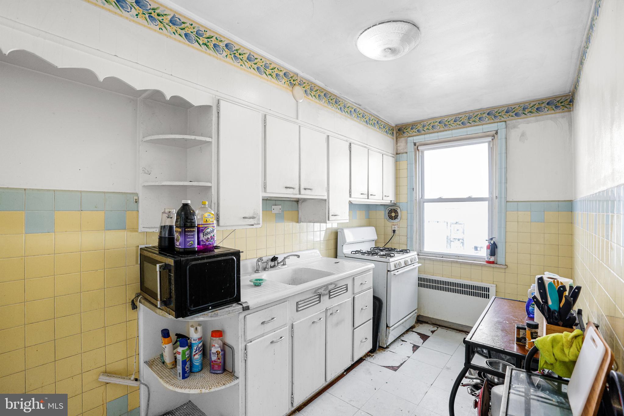 7533 WOOLSTON AVENUE