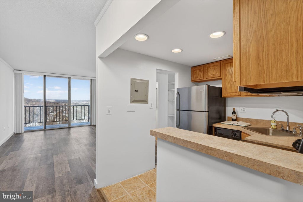 Photo of 2059 Huntington Avenue #1602, ALEXANDRIA, VA 22303 (MLS # VAFX2334348)