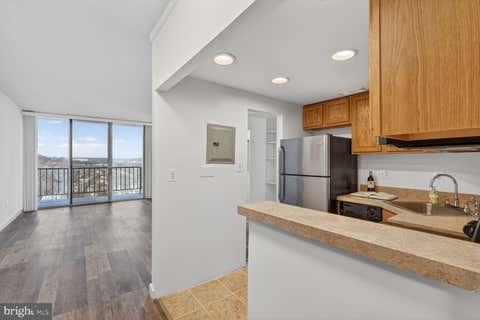 Photo of 2059 Huntington Avenue #1602, ALEXANDRIA, VA 22303 (MLS # VAFX2334348)