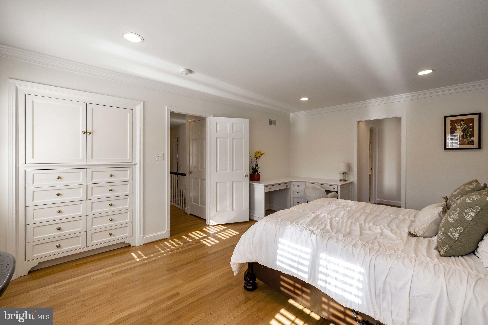 BRADLEY MANOR - Residential