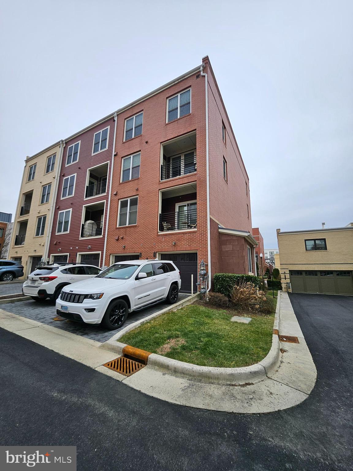 POTOMAC YARD CONDOMINIUM - Residential Lease