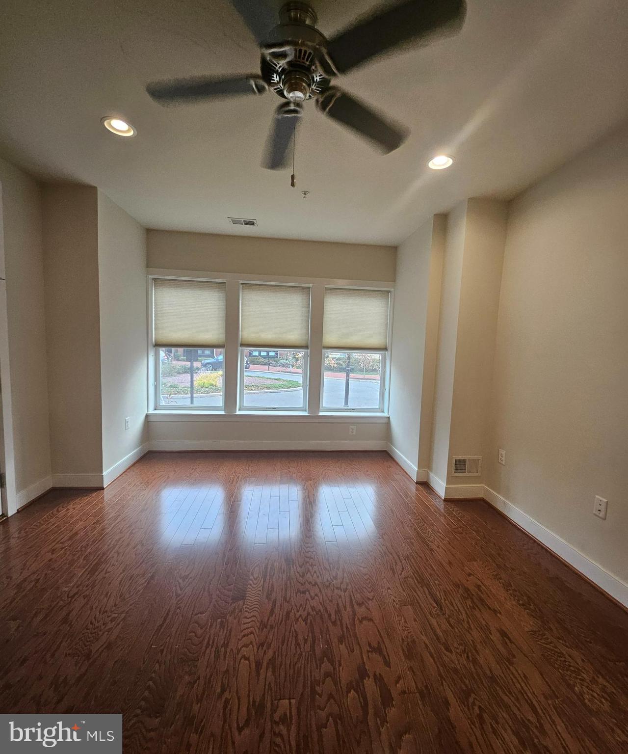 POTOMAC YARD CONDOMINIUM - Residential Lease