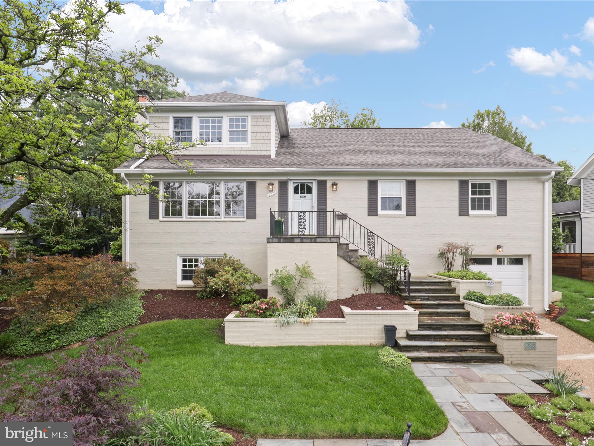 COUNTRY CLUB MANOR - Residential