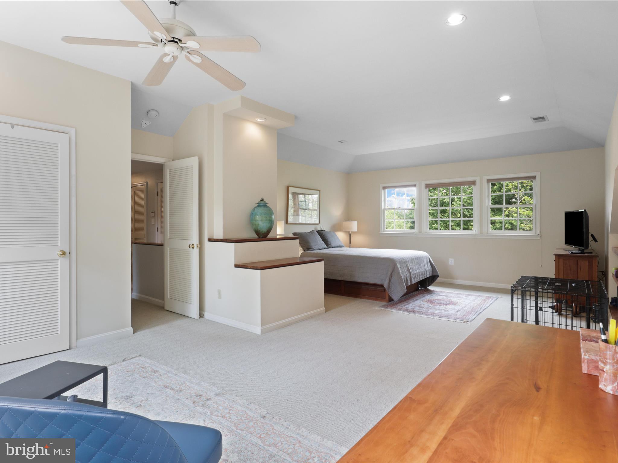 COUNTRY CLUB MANOR - Residential