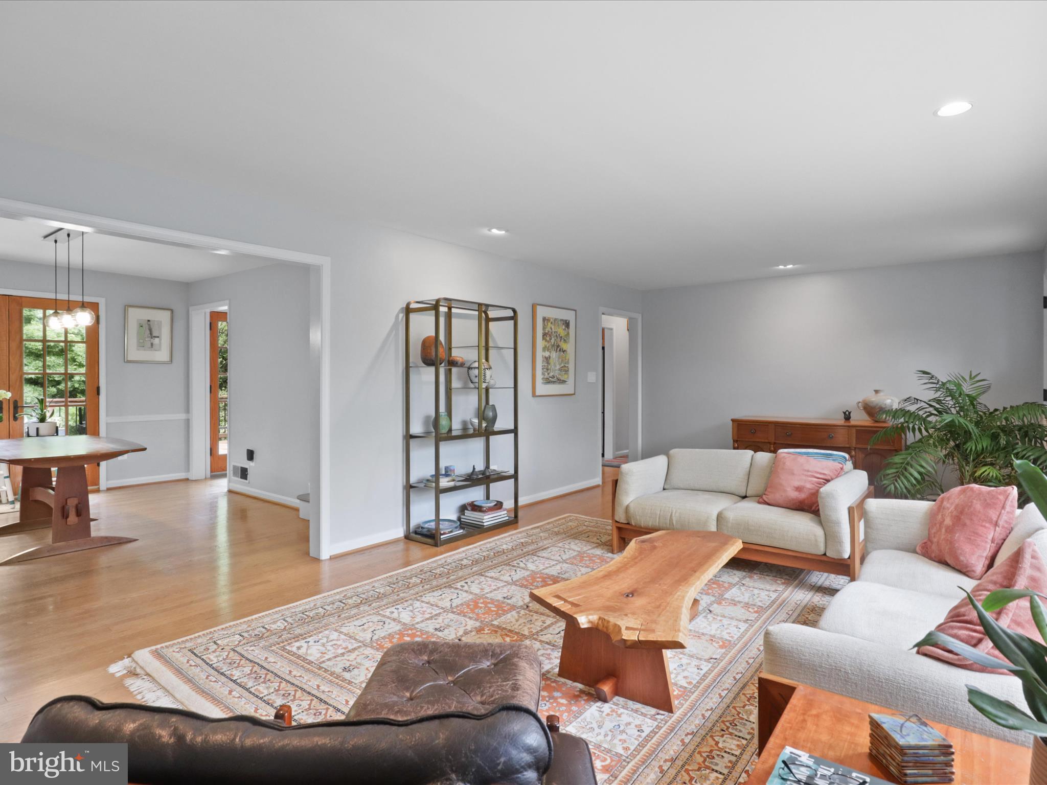 COUNTRY CLUB MANOR - Residential