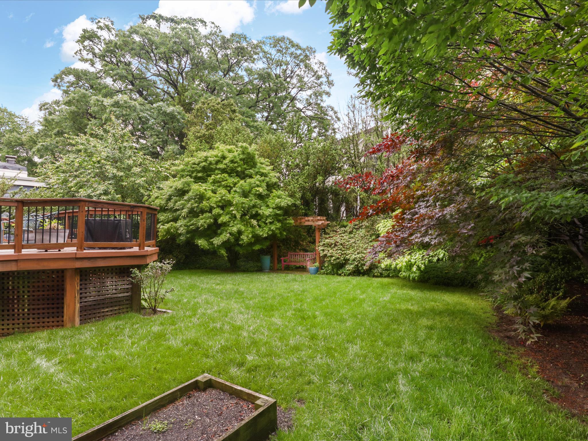 COUNTRY CLUB MANOR - Residential