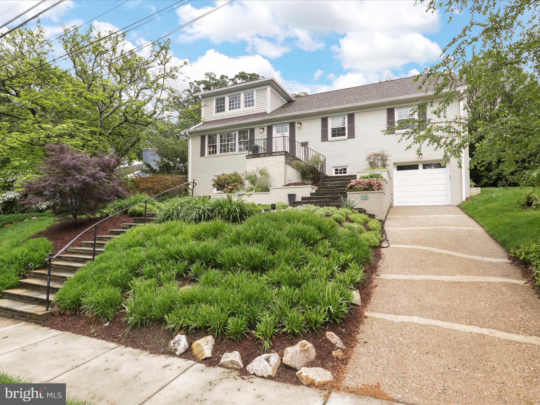 COUNTRY CLUB MANOR - Residential