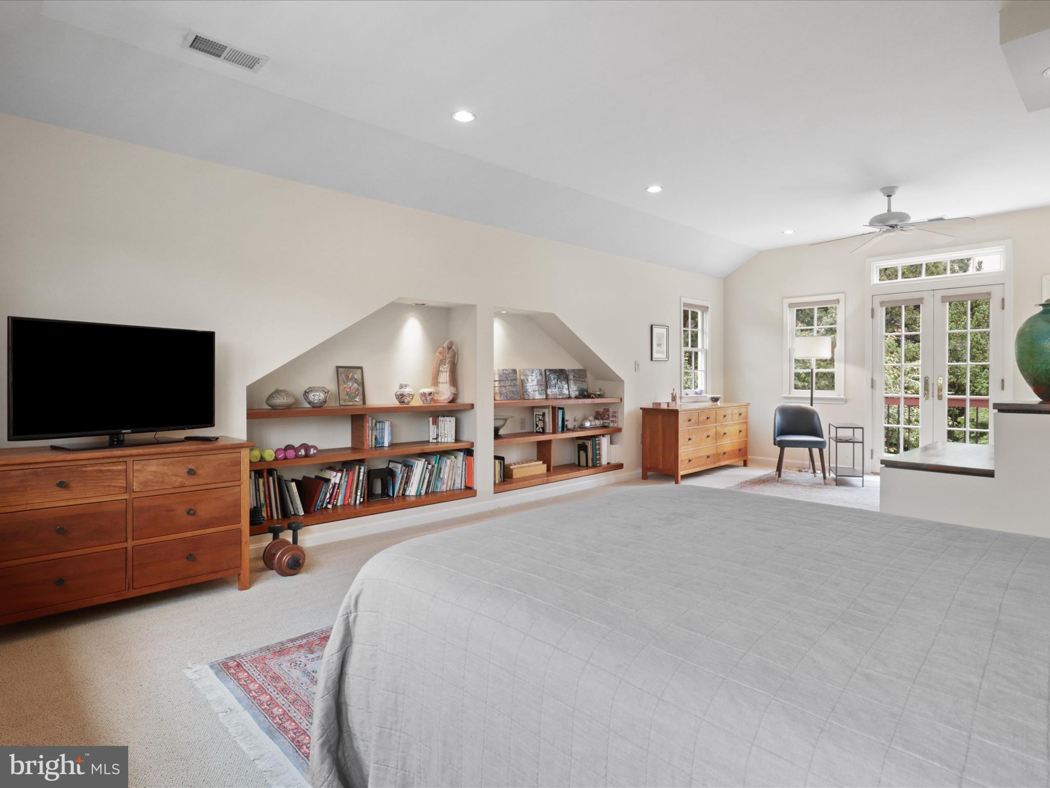 COUNTRY CLUB MANOR - Residential