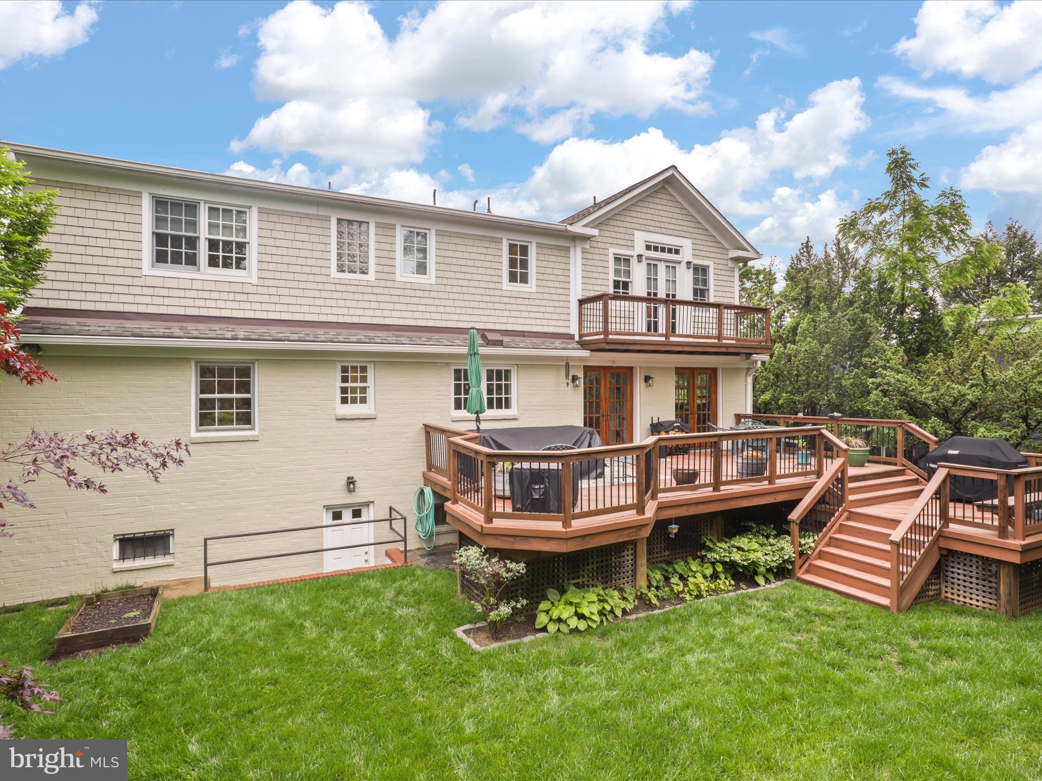 COUNTRY CLUB MANOR - Residential