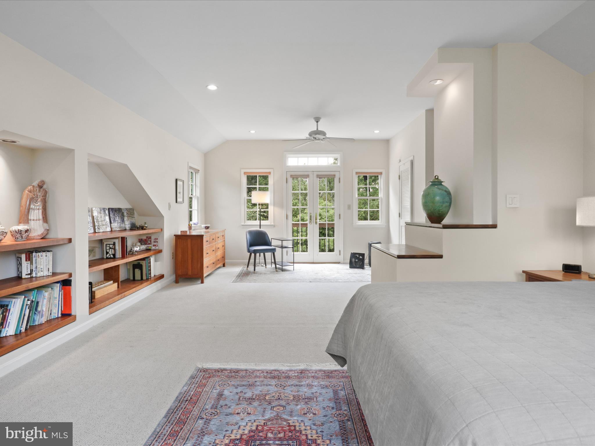 COUNTRY CLUB MANOR - Residential