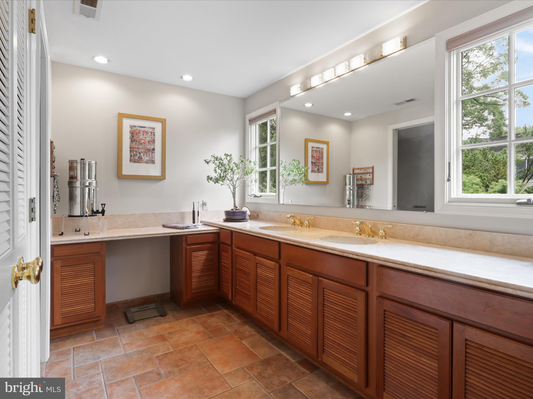 COUNTRY CLUB MANOR - Residential