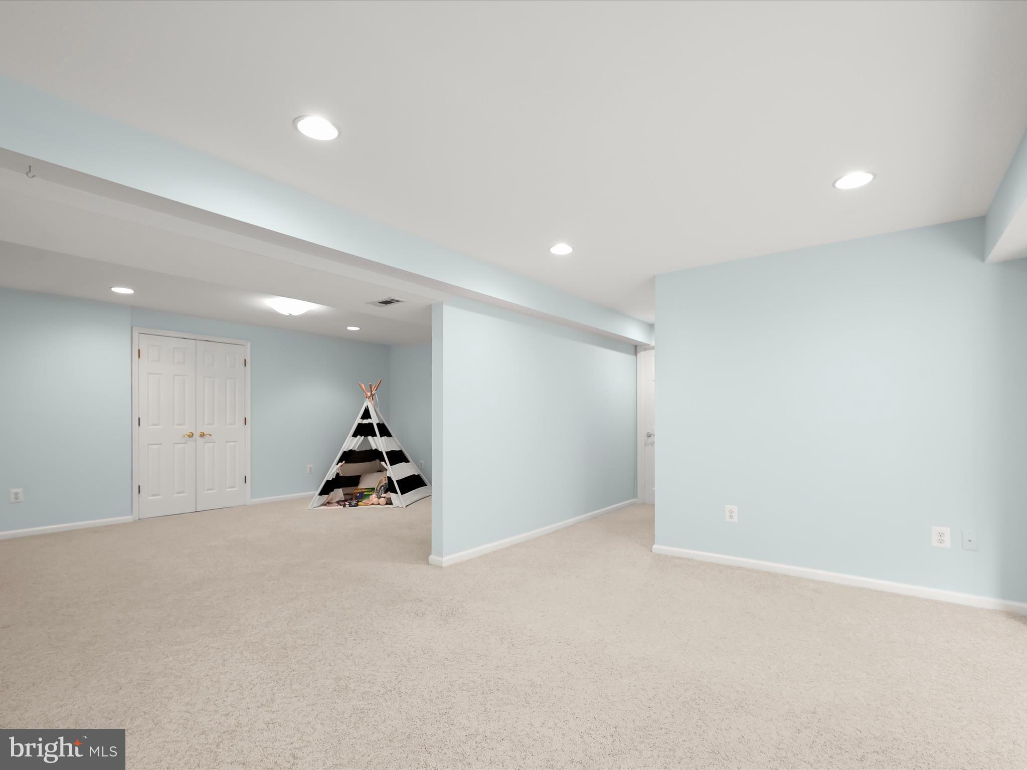 VILLAGE GATE - Residential