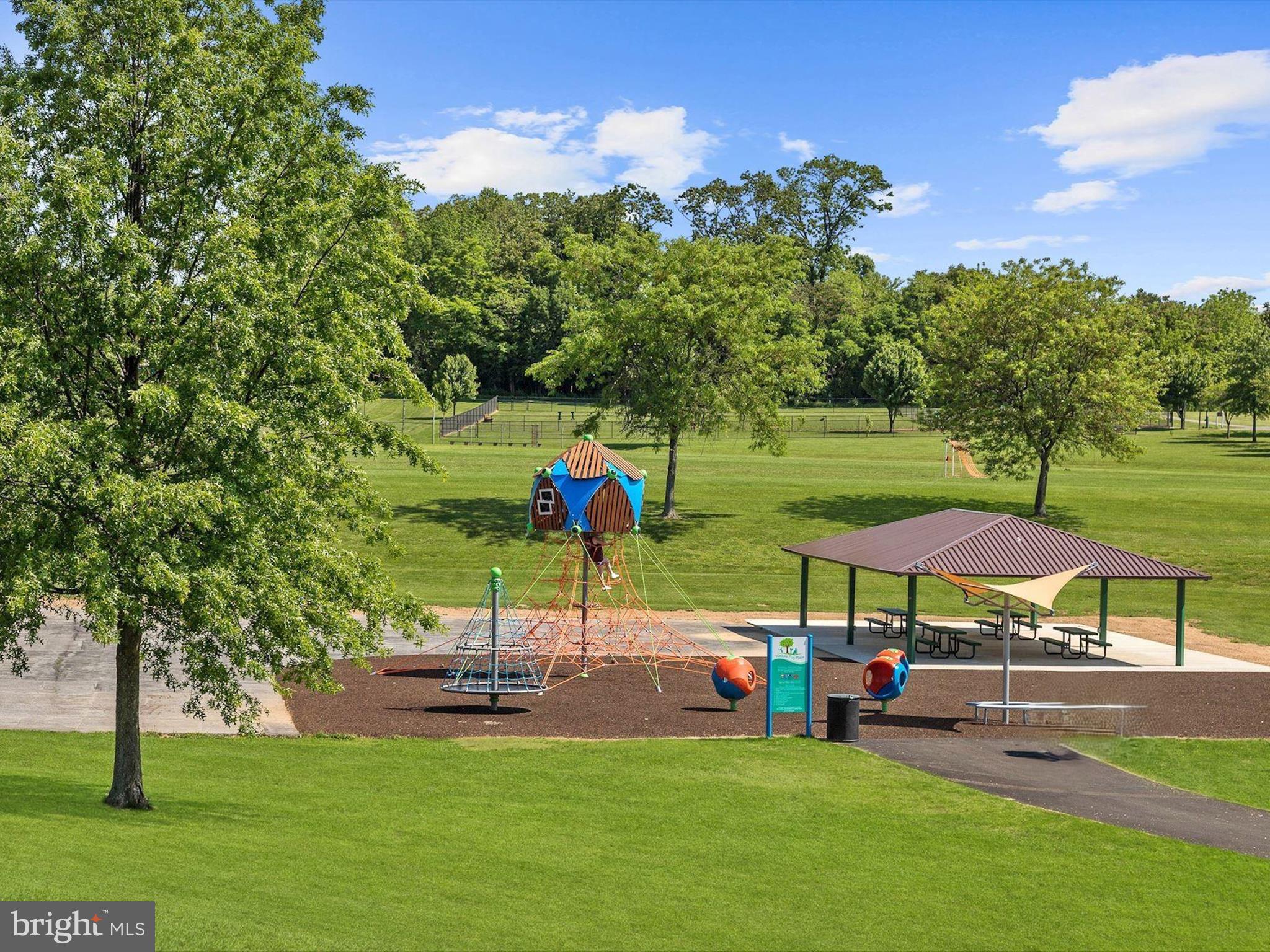 VILLAGE GATE - Residential