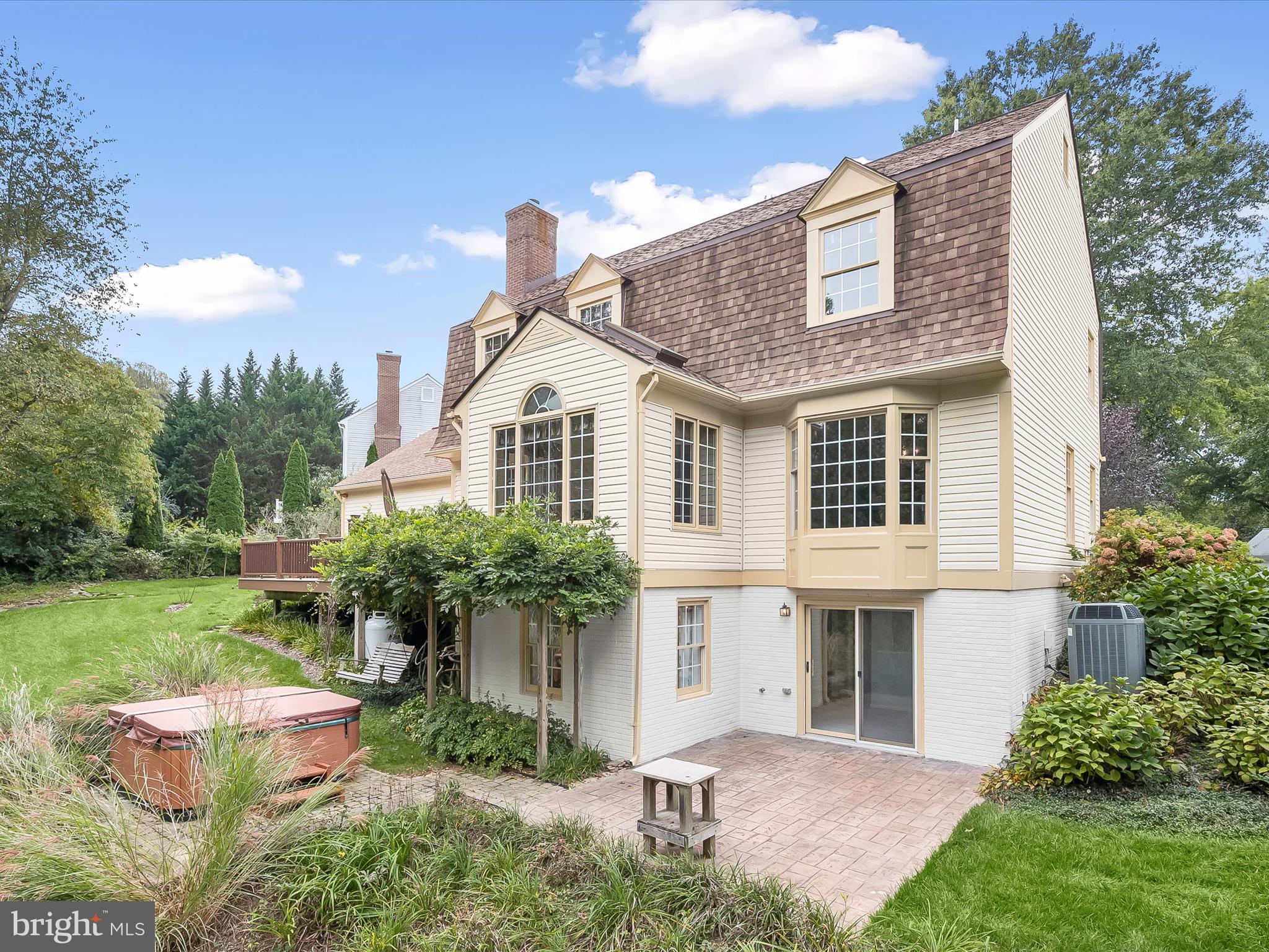 VILLAGE GATE - Residential