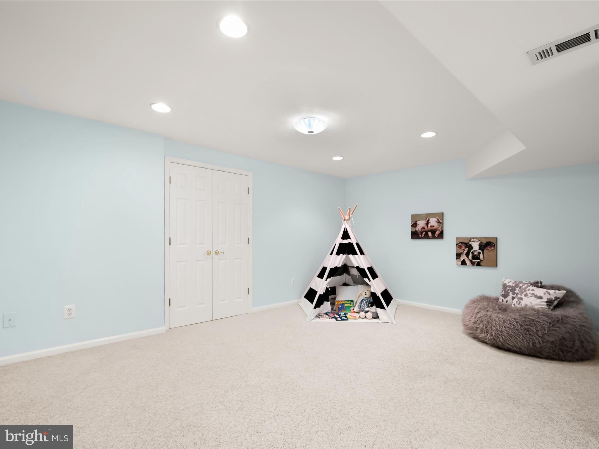 VILLAGE GATE - Residential