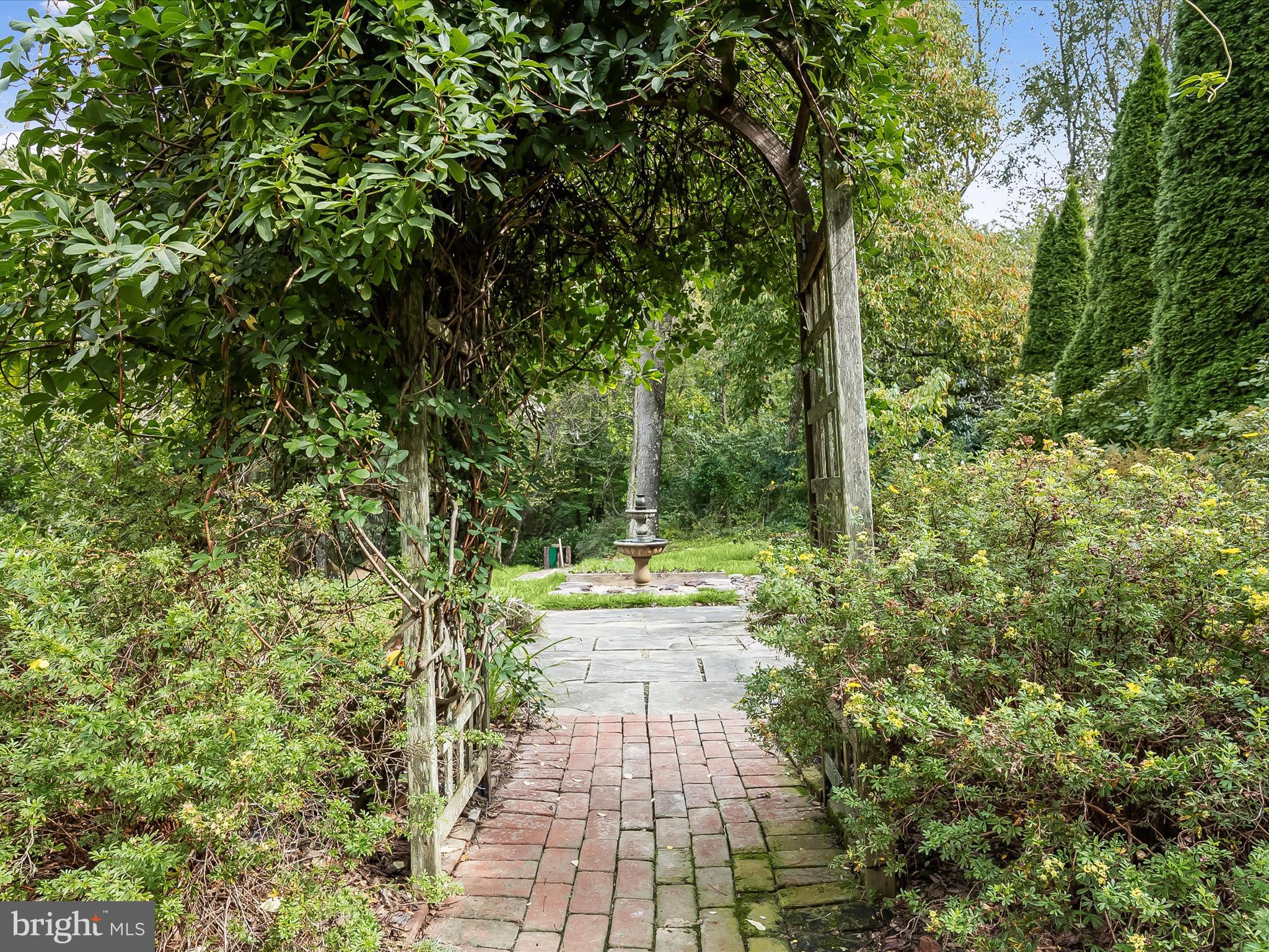 VILLAGE GATE - Residential